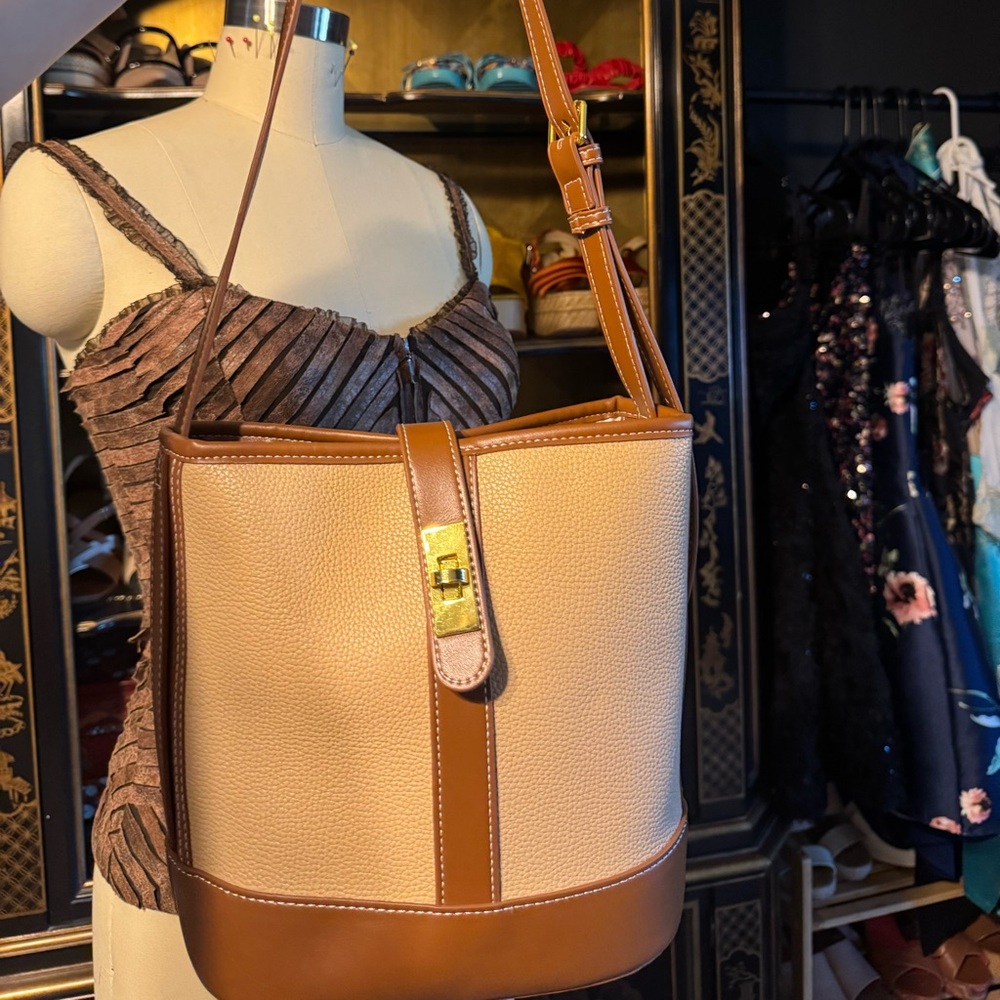 Elegant Tan Leather Shoulder Bag